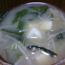 豆腐ともやしとわかめのお味噌汁。